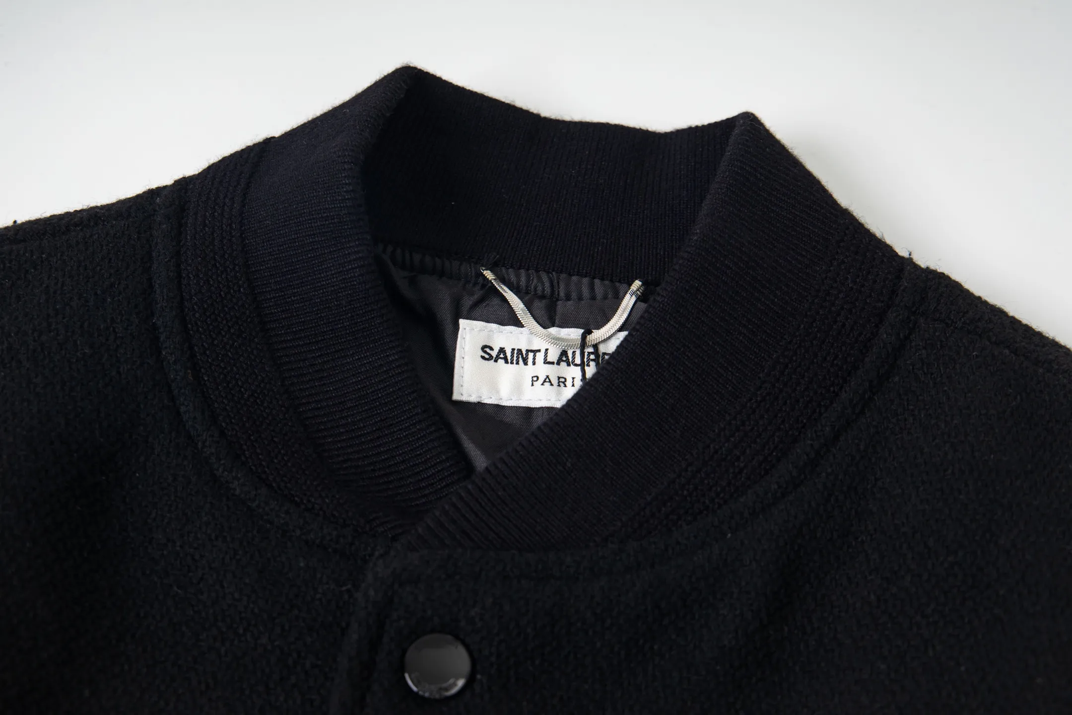 P480 Saint Laurent Paris slp classic leather patchwork black and white baseball collar jacket. Original version 1:1 to develop the highest version on the Internet. It took 2 months to customize pure wool fabric and jacquard ribbing (ordinary machines cannot achieve this jacquard effect). The version is super handsome. The patchwork position is very particular about parking technology. Whether the whole dress looks good or not depends on this position. Same style for men and women. Color: black and white spelling/white/black. Size: 46 48 50 52